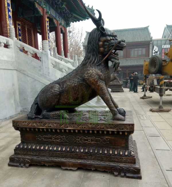 居宗教廟堂之高，擇黃銅麒麟雕塑守業