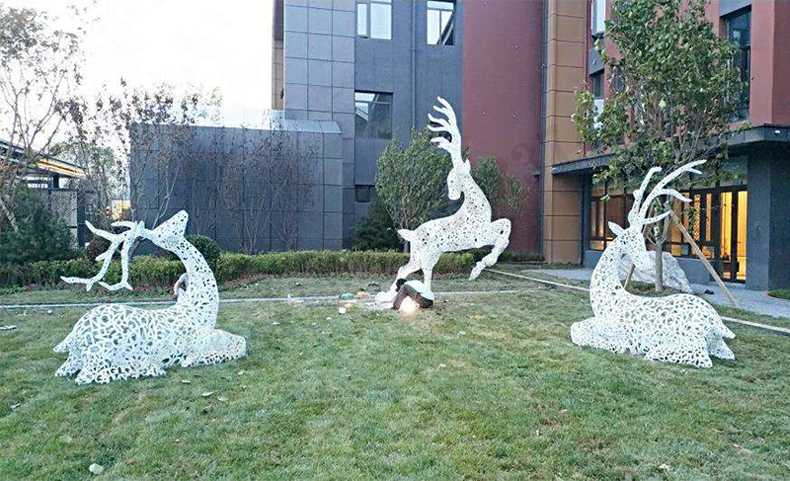 不銹鋼鹿，不銹鋼鏤空鹿，鏤空鹿景觀擺件，鏤空鹿雕塑，河北不銹鋼鹿廠家3.jpg